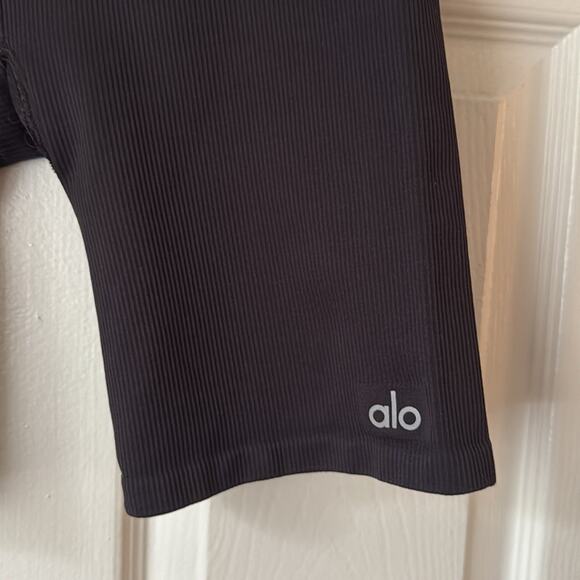 Alo 5" Seamless Ribbed Favorite Short Black size small - Picture 4 of 7